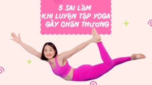 5 Sai lầm phổ biến khi luyện tập yoga Yoga là một bộ môn tuyệt vời giúp cân bằng cơ thể và tâm trí, nhưng nếu không thực hiện đúng cách, bạn có thể gặp phải một số vấn đề không mong muốn. Dưới đây là 5 sai lầm phổ biến mà người tập yoga thường mắc phải và cách khắc phục để đảm bảo bạn có một trải nghiệm yoga an toàn và hiệu quả. 1. Không khởi động kỹ trước khi tập Sai lầm: Nhiều người bỏ qua bước khởi động hoặc khởi động không đủ kỹ trước khi bước vào các động tác yoga. Khắc phục: Tầm quan trọng của khởi động: Khởi động giúp làm nóng cơ bắp và tăng cường lưu thông máu, giảm nguy cơ chấn thương. Cách khởi động: Dành ít nhất 5-10 phút để thực hiện các động tác nhẹ nhàng như xoay khớp, kéo dãn cơ và hít thở sâu trước khi bắt đầu bài tập chính. 2. Quá chú trọng vào tư thế hoàn hảo Sai lầm: Cố gắng đạt được tư thế hoàn hảo mà không lắng nghe cơ thể, dẫn đến căng thẳng và chấn thương. Khắc phục: Tập trung vào cảm giác: Thay vì chỉ quan tâm đến hình thức của tư thế, hãy chú ý đến cảm giác của cơ thể. Đừng ép buộc cơ thể vào những tư thế mà bạn chưa sẵn sàng. Sử dụng dụng cụ hỗ trợ: Sử dụng các dụng cụ hỗ trợ như gối, dây đeo, và khối yoga để điều chỉnh tư thế sao cho phù hợp với khả năng của mình. 3. Bỏ qua hơi thở Sai lầm: Thở không đều hoặc quên thở khi thực hiện các động tác yoga. Khắc phục: Hít thở là cốt lõi của yoga: Hơi thở giúp duy trì sự cân bằng và kết nối giữa cơ thể và tâm trí. Hãy tập trung vào việc thở đều và nhịp nhàng. Kỹ thuật thở: Luyện tập các kỹ thuật hít thở cơ bản như hít thở đều (Sama Vritti) và hít thở sâu (Diaphragmatic Breathing) để cải thiện hơi thở trong quá trình tập yoga. 4. So sánh bản thân với người khác Sai lầm: So sánh bản thân với người khác trong lớp học hoặc trên mạng xã hội, dẫn đến cảm giác tự ti hoặc cố gắng quá sức. Khắc phục: Tôn trọng cơ thể của bạn: Mỗi người có một cơ thể và khả năng khác nhau. Hãy tập trung vào tiến bộ của bản thân thay vì so sánh với người khác. Hành trình cá nhân: Yoga là một hành trình cá nhân. Hãy nhớ rằng mục tiêu là cảm nhận và tận hưởng từng bước tiến bộ của chính mình. 5. Thiếu kiên nhẫn và bỏ cuộc sớm Sai lầm: Thiếu kiên nhẫn khi không thấy kết quả ngay lập tức và bỏ cuộc quá sớm. Khắc phục: Kiên trì là chìa khóa: Yoga không phải là một giải pháp nhanh chóng mà là một quá trình dài hạn. Hãy kiên nhẫn và tiếp tục thực hành đều đặn. Lợi ích dài hạn: Nhớ rằng lợi ích của yoga sẽ dần dần tích lũy theo thời gian, cả về thể chất và tinh thần. Kết luận Tránh những sai lầm phổ biến này sẽ giúp bạn có một trải nghiệm yoga an toàn và hiệu quả hơn. Hãy nhớ rằng yoga không chỉ là về việc thực hiện các tư thế mà còn là về sự kết nối với cơ thể và tâm trí của bạn. Chúc bạn có những buổi tập yoga thật thoải mái và đầy cảm hứng!